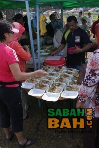 People clamoring for the tasty and flavourful blue rice, nasi kerabu